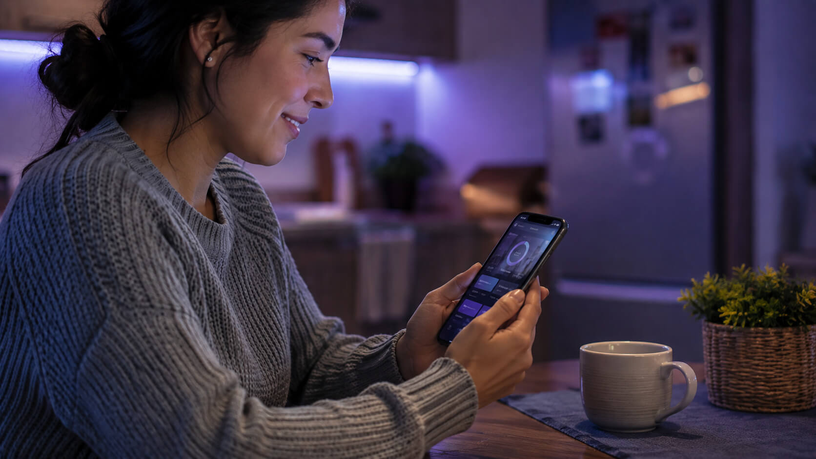 Persona revisando sus ahorros protegidos en dólares digitales