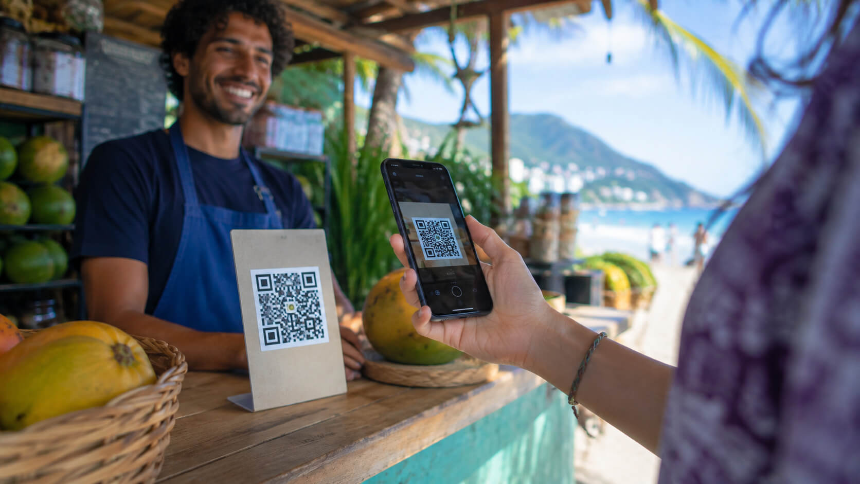 Turista pagando con PIX escaneando un código QR en Brasil