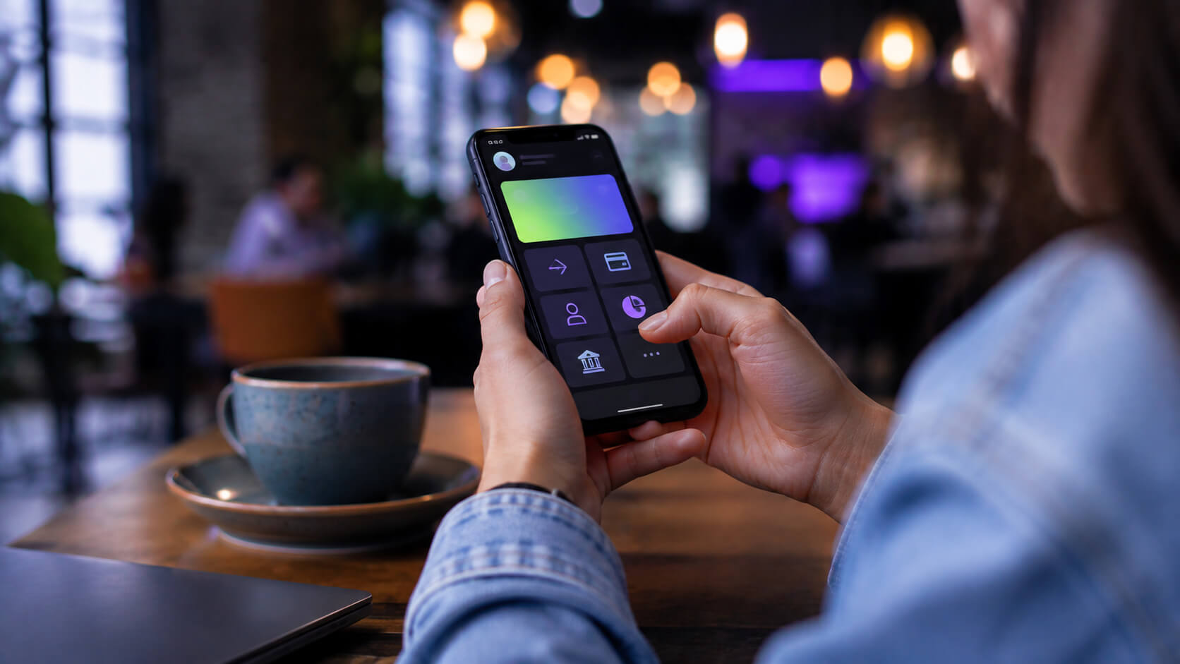 Persona usando una súper app financiera con varias funciones en un solo lugar