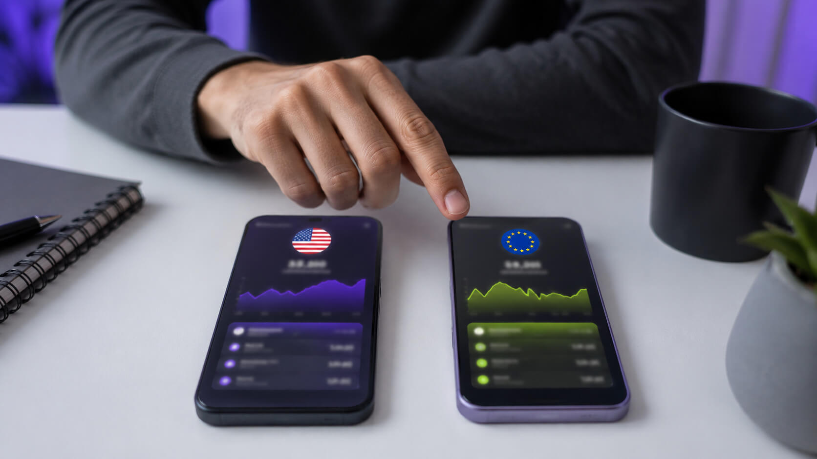 Persona comparando dos apps de cambio de divisas en su celular