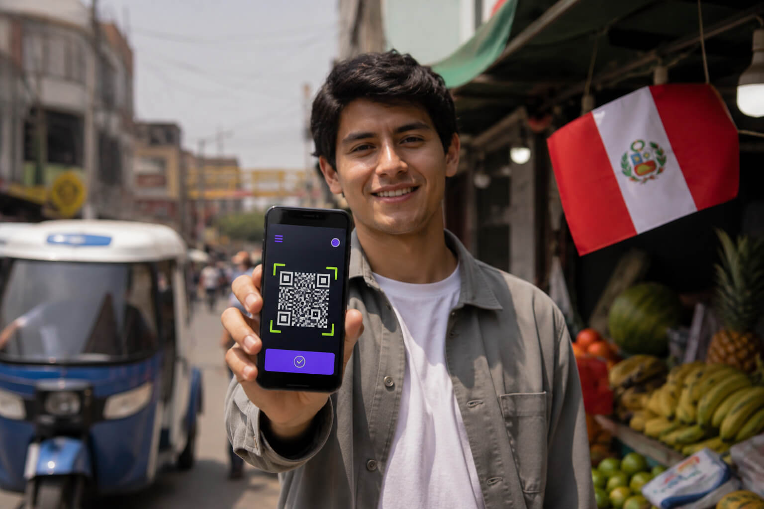 Persona pagando con QR desde su celular en una calle de Perú